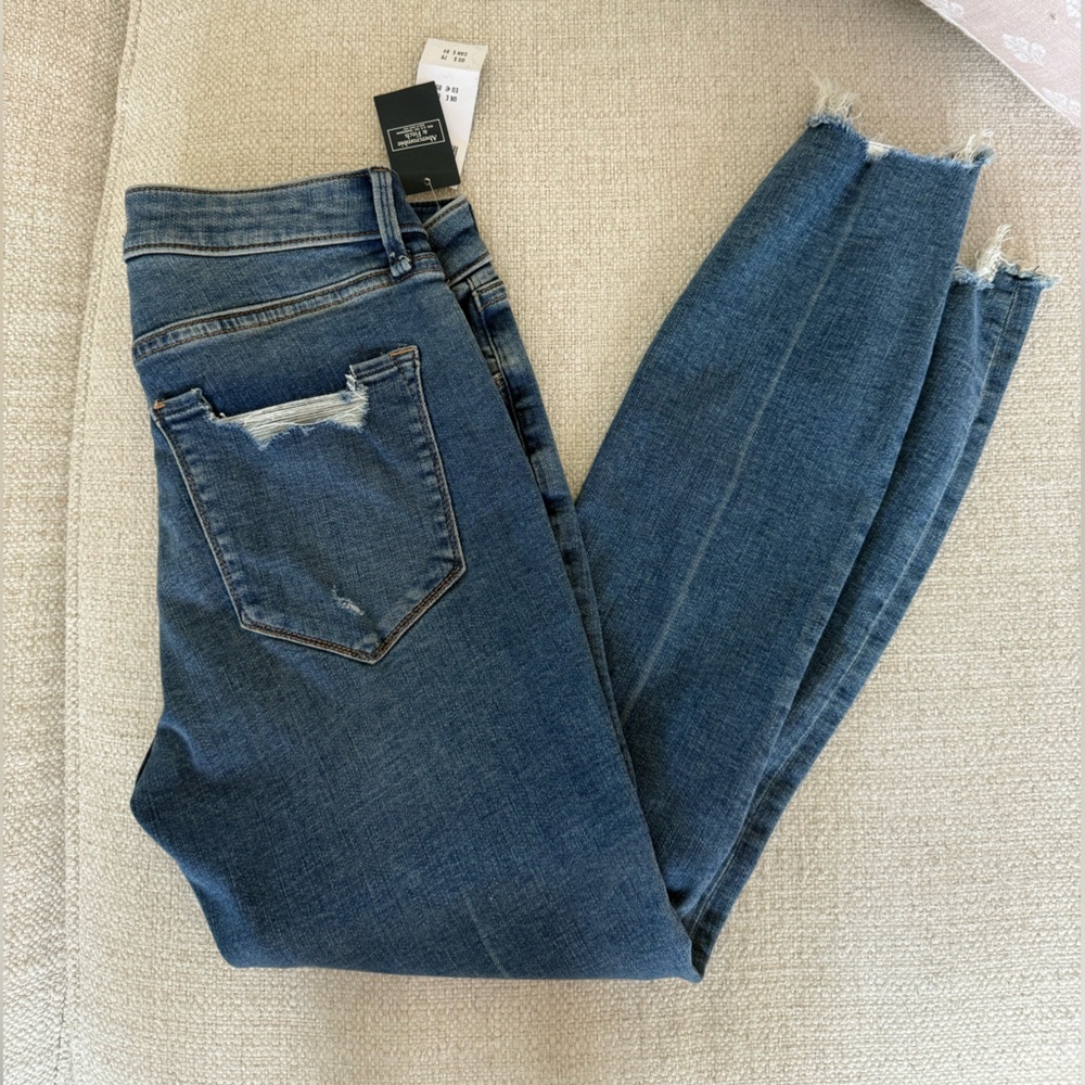 NWT Abercrombie & Fitch Midrise Skinny Jeans 27